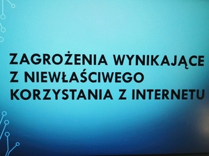 slajd z prezentacji o treści zagrożenia wynikające z niewłaściwego korzystania z internetu