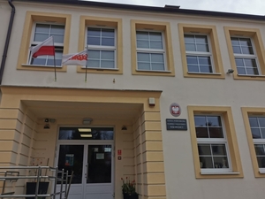 wejście do Szkoły Podstawowej w Kobylnicy