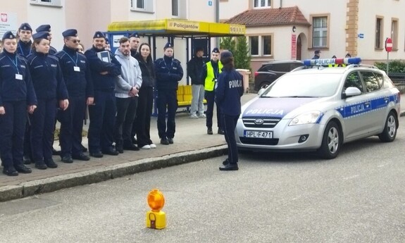 Policjanci słuchający wykładu