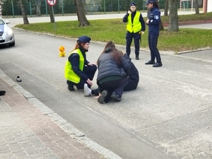 Policjanci udzielający pomocy na miejscu zdarzenia