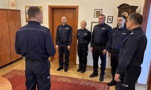 Funkcjonariusze słuchający Komendanta