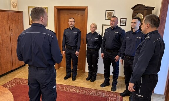 Funkcjonariusze słuchający Komendanta