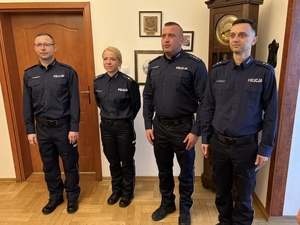Funkcjonariusze słuchający Komendanta