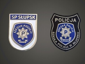 Garnizonówka oraz emblemat Szkoły Policji w Słupsku