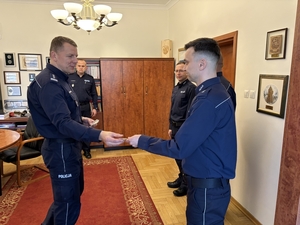 Komendant Szkoły wręczający emblemat jednostki