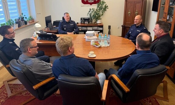 Rozmowa u Komendanta przy stole