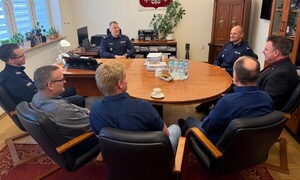 Rozmowa u Komendanta przy stole