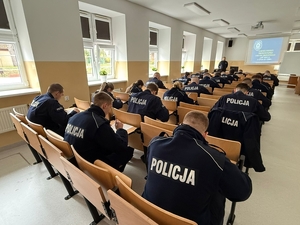 Policjanci rozwiązujący test