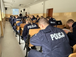 Policjanci rozwiązujący test