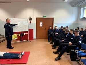 uczniowie słuchający wykładu z zakresu pierwszej pomocy