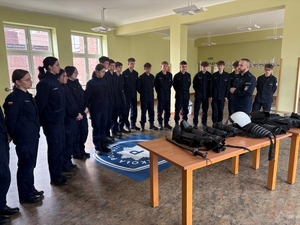 uczniowie zakładają ubiór przeciwuderzeniowy