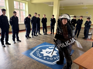 uczniowie zakładają ubiór przeciwuderzeniowy