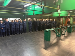 uczniowie na strzelnicy