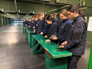 uczniowie oglądający jednostki broni krótkiej i długiej