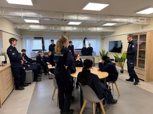 uczniowie w sali symulacyjnej