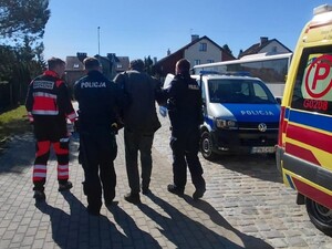 policjanci prowadzący zatrzymanego