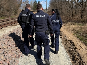 policjanci patrolujący torowisko pociągów