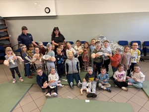 grupa przedszkolaków z opiekunami i policjantami