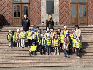 grupa przedszkolaków z opiekunami i policjantami