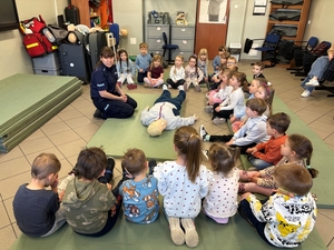 dzieci na zajęciach z pierwszej pomocy