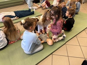 dzieci na zajęciach z pierwszej pomocy