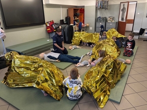 dzieci na zajęciach z pierwszej pomocy