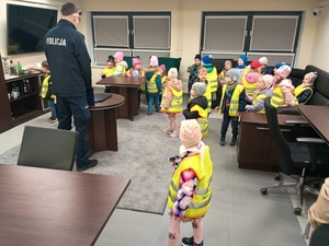 dzieci w obiektach symulacyjnych Szkoły Policji w Słupsku