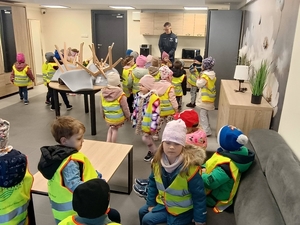 dzieci w obiektach symulacyjnych Szkoły Policji w Słupsku