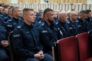 policjanci słuchający przemówienia