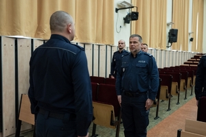 policjant składający meldunek Komendantowi