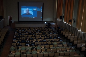 policjanci na auli uczestniczący w wideokonferencji