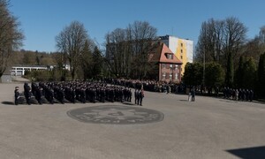 policjanci i rodziny na placu apelowym