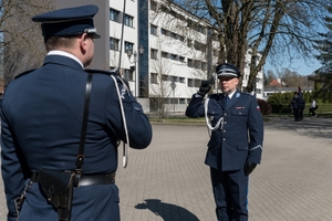 dowódca uroczystości składa meldunek Komendantowi