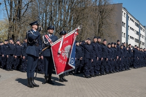 poczet sztandarowy i policjanci podczas odgrywanego hymnu