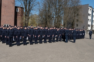wszyscy słuchacze podczas odbierania świadectw