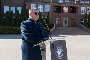 przemawiający kapelan