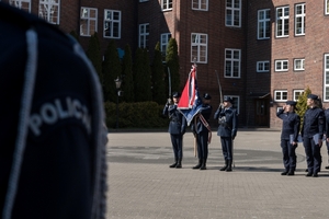 poczet sztandarowy w oddali