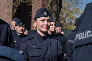 policjanci po odebraniu świadectw z rodzinami