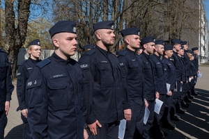 policjanci po odebraniu świadectw z rodzinami