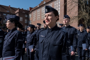 policjanci po odebraniu świadectw z rodzinami