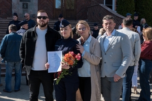 policjanci po odebraniu świadectw z rodzinami