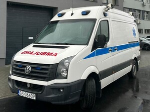 zdjęcie przedstawiające ambulans w kolorze białym marki VW Crafte