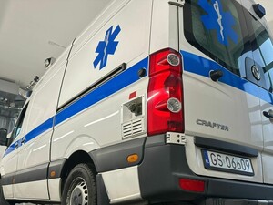 zdjęcie przedstawiające ambulans w kolorze białym marki VW Crafte