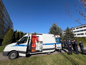 zdjęcie przedstawiające ambulans w kolorze białym marki VW Crafte