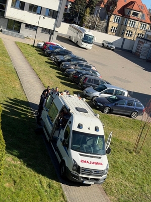 zdjęcie przedstawiające ambulans w kolorze białym marki VW Crafte