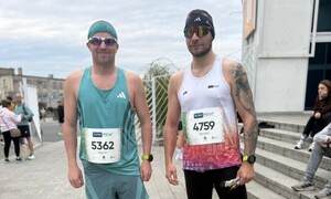 dwóch biegaczy policjantów w strojach sportowych przed startem