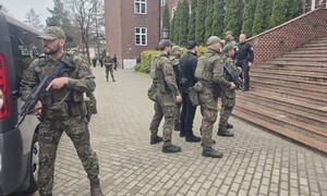żołnierze eskortujący VIPa