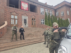 żołnierze eskortujący VIPa