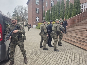 żołnierze eskortujący VIPa