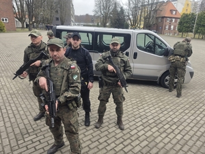 żołnierze eskortujący VIPa